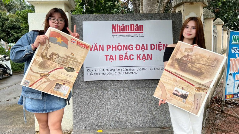 Các bạn trẻ hào hứng với phụ san đặc biệt. (Ảnh: TUẤN SƠN)