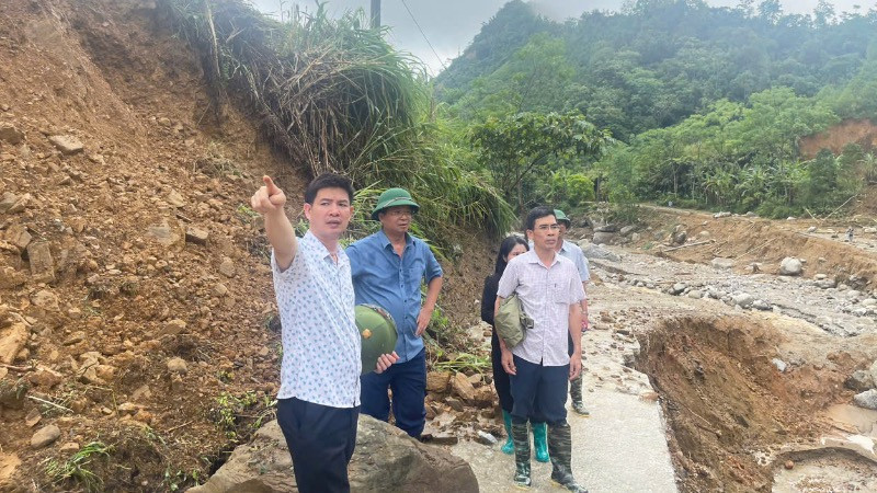 Lãnh đạo tỉnh Bắc Kạn kiểm tra, chỉ đạo công tác khắc phục hậu quả lũ quét tại Ba Bể. (Ảnh: HƯƠNG DỊU)