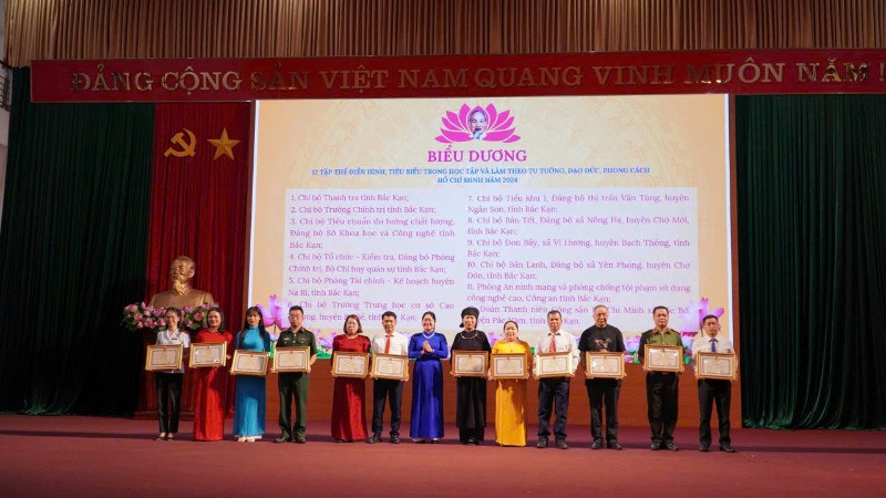 Lãnh đạo tỉnh Bắc Kạn tặng bằng khen cho các tập thể, cá nhân tiêu biểu. (Ảnh: TUẤN SƠN)