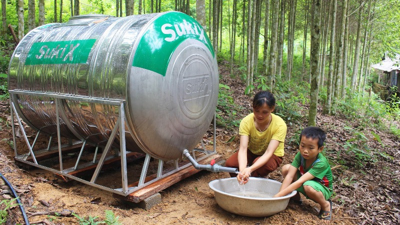 Người dân xã Sỹ Bình (Bạch Thông) được hỗ trợ téc chứa nước sinh hoạt hợp vệ sinh. (Ảnh: THU TRANG).