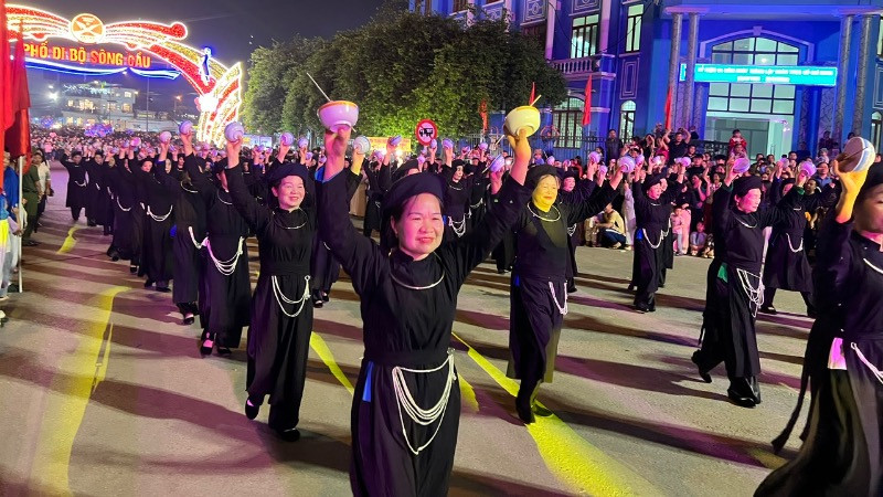 Trình diễn di sản văn hóa phi vật thể cấp quốc gia "Múa bát của người Tày" trên đường phố. (Ảnh: TUẤN SƠN)