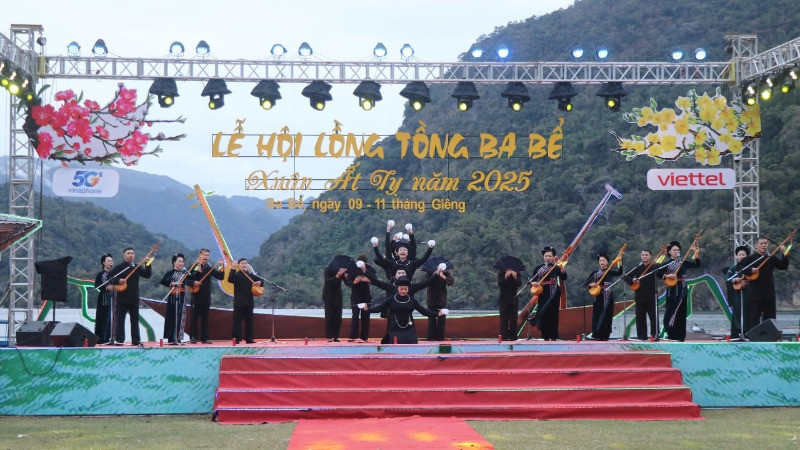 Trình diễn văn nghệ tại lễ khai hội. (Ảnh: TUẤN SƠN)