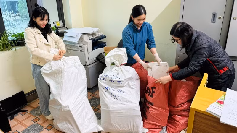 Cán bộ Sở Thông tin và Truyền thông đóng gói tài liệu chuẩn bị chuyển sang đơn vị mới từ ngày 1/3. (Ảnh: TUẤN SƠN)