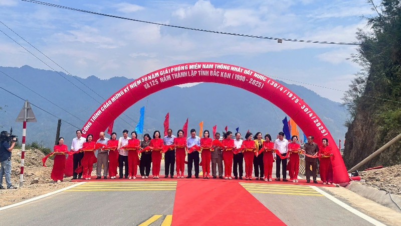 Các đại biểu cắt băng khánh thành. (Ảnh: TUẤN SƠN).