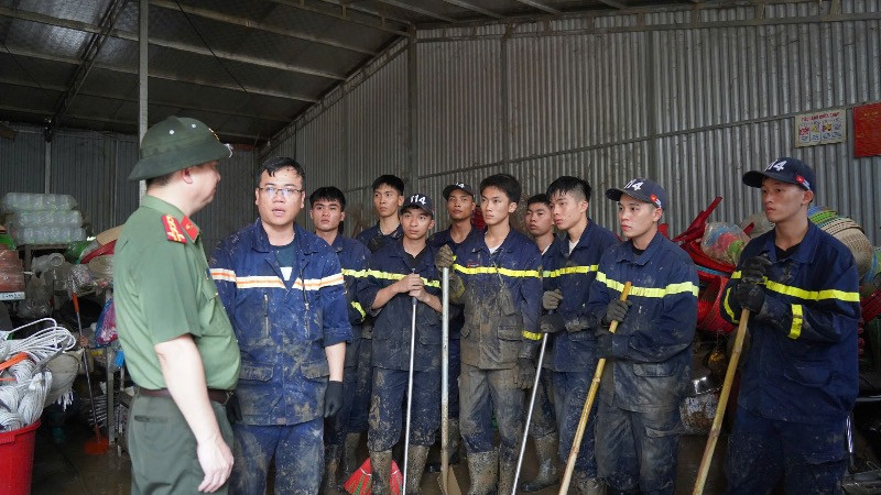 Lãnh đạo Công an tỉnh Bắc Kạn chỉ đạo, động viên cán bộ, chiến sĩ giúp người dân thôn Tẩn Lượt, xã Đồng Phúc, huyện Ba Bể khắc phục hậu quả. (Ảnh: THÙY DƯƠNG)