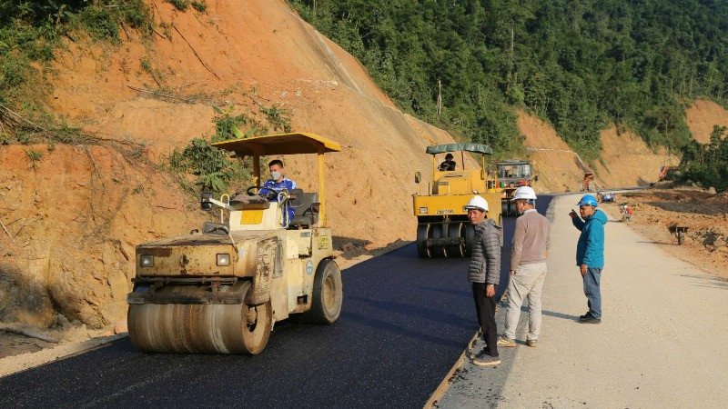 Thi công dự án đường thành phố Bắc Kạn đi hồ Ba Bể kết nối sang Na Hang (Tuyên Quang). (Ảnh: HÀ LƯỢNG)