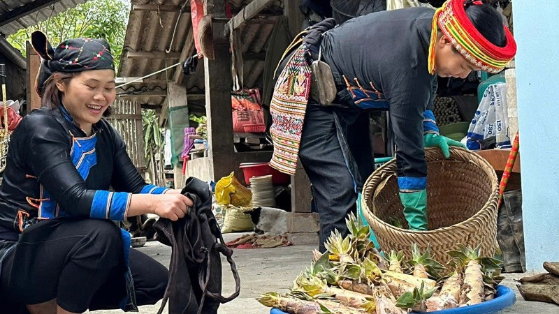 Người dân Chợ Đồn với thành quả sau một buổi đi tìm măng. (Ảnh: HÀ TUYẾT)