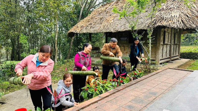 Người dân xã Lương Bằng (Chợ Đồn) chăm sóc hoa, cây cảnh trong di tích Nà Pậu. (Ảnh: NÔNG VUI)