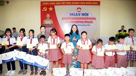 Phó Chủ tịch nước Võ Thị Ánh Xuân, Chủ tịch Hội đồng Bảo trợ Quỹ Bảo trợ trẻ em Việt Nam, trao học bổng cho học sinh có hoàn cảnh khó khăn tỉnh Bạc Liêu năm 2023.