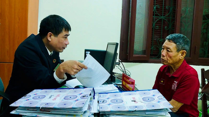 Cán bộ Tòa án nhân dân huyện Lý Nhân, tỉnh Hà Nam giải thích quy định pháp luật cho người dân. (Ảnh HẢI ĐĂNG)