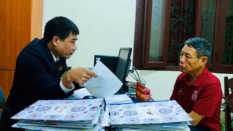Cán bộ Tòa án nhân dân huyện Lý Nhân, tỉnh Hà Nam giải thích quy định pháp luật cho người dân. (Ảnh HẢI ĐĂNG)