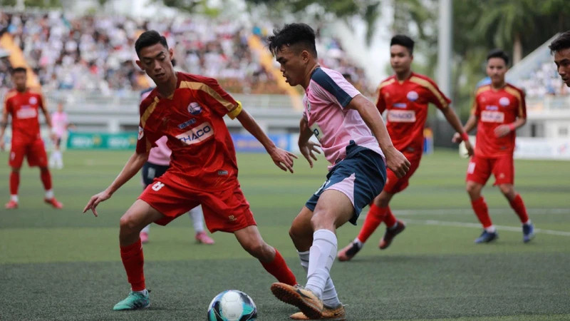 Một pha tranh chấp bóng giữa hai đội.