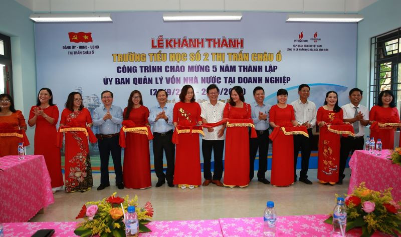 Các đại biểu cắt băng khánh thành công trình.