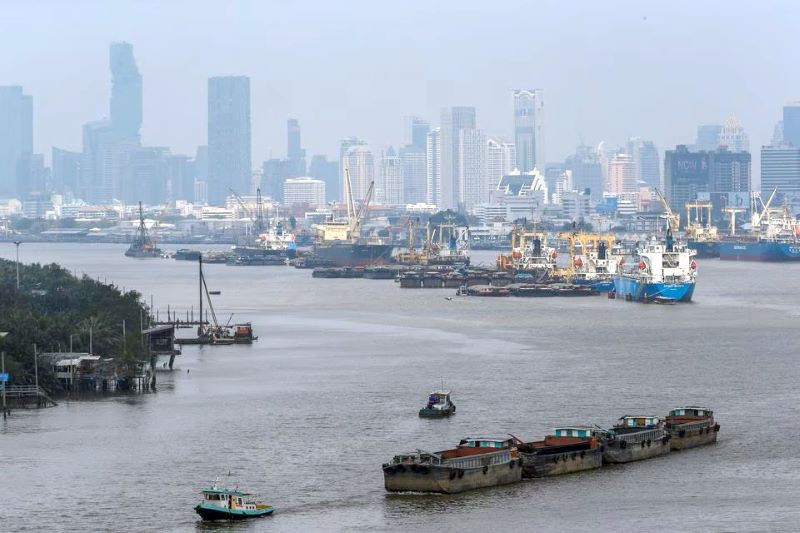 Các tàu vận tải hàng hóa gần cảng Bangkok, Thái Lan. (Ảnh: Reuters)