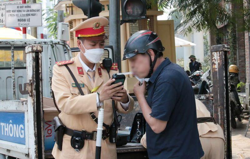 Hà Nội nghiêm cấm cán bộ, công chức can thiệp vào quá trình xử lý các vi phạm về trật tự giao thông.