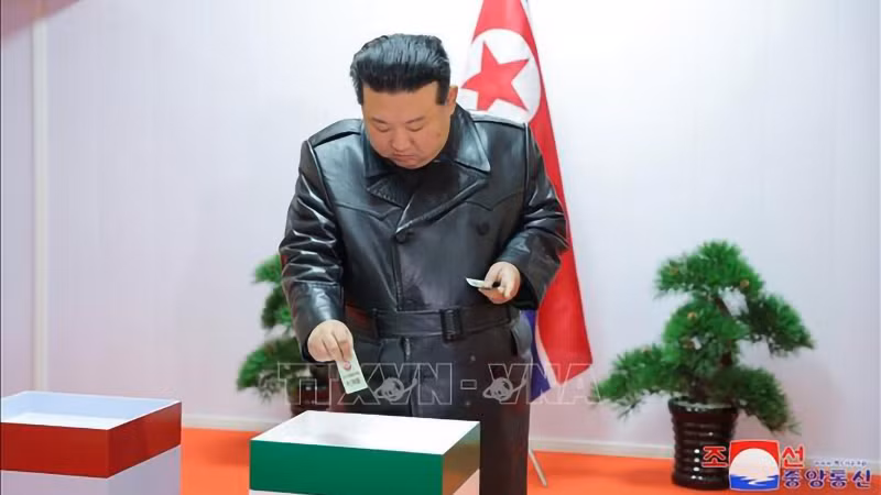 Nhà lãnh đạo Triều Tiên Kim Jong-un bỏ phiếu bầu cử địa phương tại điểm bầu cử ở tỉnh Nam Hamgyong, ngày 26/11/2023. Ảnh: YONHAP/TTXVN 