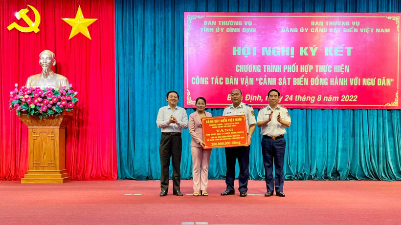 Bộ Tư lệnh Cảnh sát biển Việt Nam tặng 200 suất quà (mỗi suất trị giá 1 triệu đồng) cho các gia đình chính sách và ngư dân có hoàn cảnh khó khăn trên địa bàn tỉnh Bình Định. 