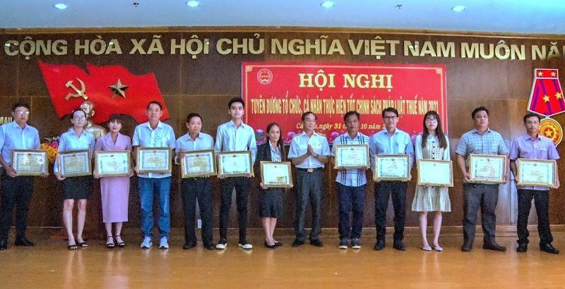 Trao Bằng khen, giấy khen cho tổ chức, cá nhân… tại Cà Mau thực hiện tốt chính sách pháp luật thuế năm 2021 vào chiều 31/10.