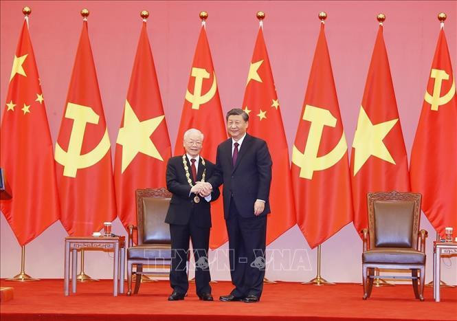 Tổng Bí thư, Chủ tịch Trung Quốc Tập Cận Bình trao Huân chương Hữu nghị tặng Tổng Bí thư Nguyễn Phú Trọng. 