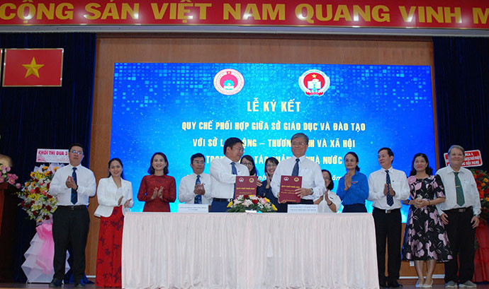 Ông Lê Văn Thinh, Giám đốc Sở Lao động-thương binh và xã hội Thành phố và ông Nguyễn Văn Hiếu, Giám đốc Sở Giáo dục và Đào tạo Thành phố ký kết quy chế phối hợp.