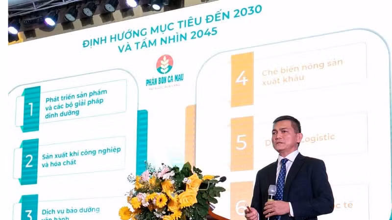 Bí thư Đảng ủy, Tổng Giám đốc PVCFC Văn Tiến Thanh báo cáo tại hội nghị tổng kết năm 2023.