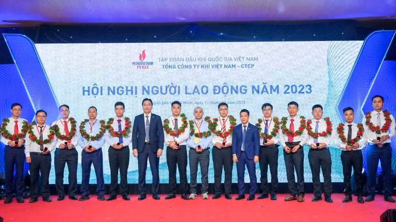 Lãnh đạo PV GAS tôn vinh, khen thưởng người lao động.