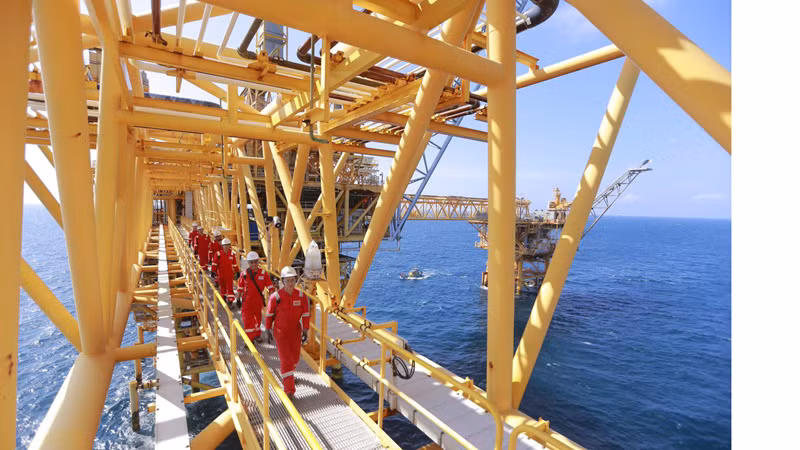 Người lao động dầu khí trên giàn Sư Tử Trắng.