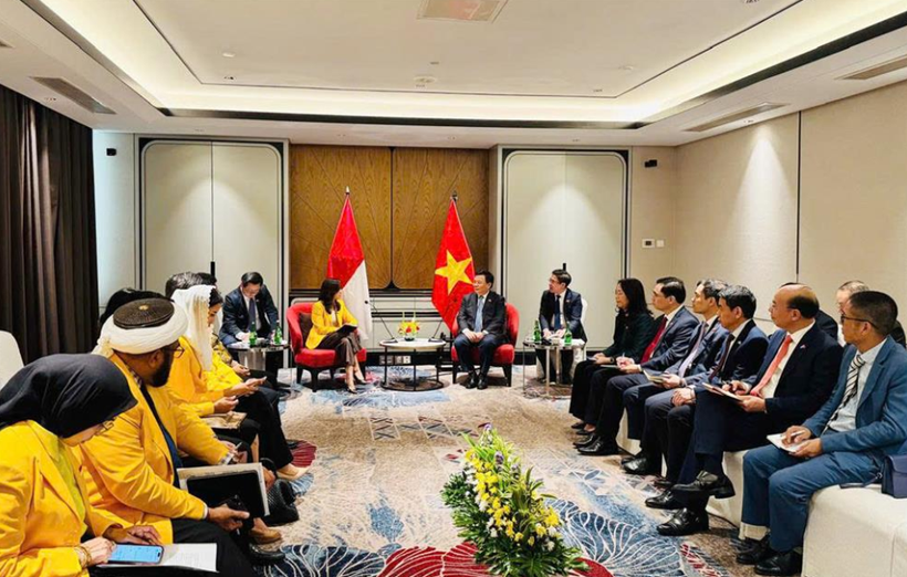 Bà Meutya Viada Hafid, Phó Chủ tịch Đảng Golkar, Bộ trưởng Bộ Truyền thông và Chuyển đổi số Indonesia (trái) và GS,TS Nguyễn Xuân Thắng, Ủy viên Bộ Chính trị, Giám đốc Học viện Chính trị quốc gia Hồ Chí Minh, Chủ tịch Hội đồng Lý luận Trung ương trao đổi tại buổi làm việc. (Ảnh: Cổng Thông tin Học viện Chính trị quốc gia Hồ Chí Minh)