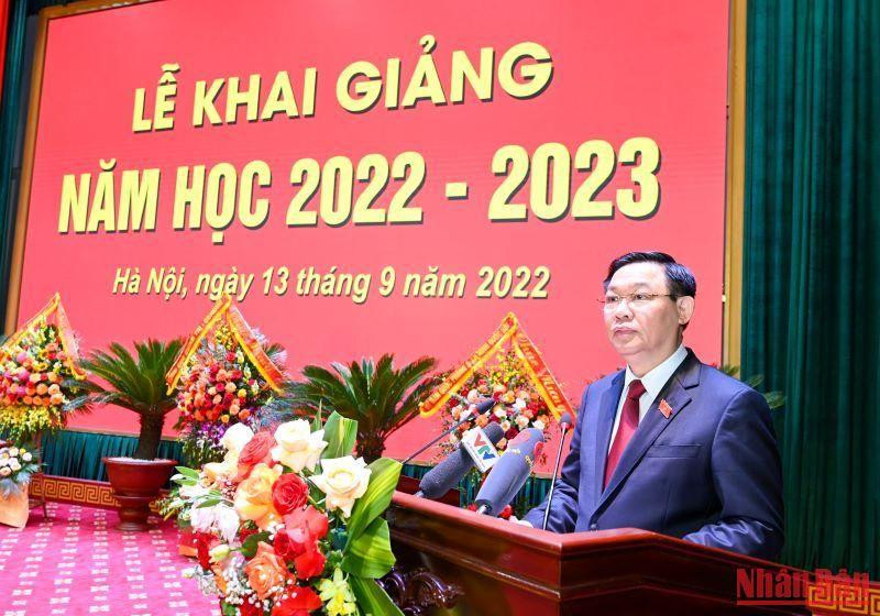 Chủ tịch Quốc hội Vương Đình Huệ phát biểu tại lễ khai giảng.