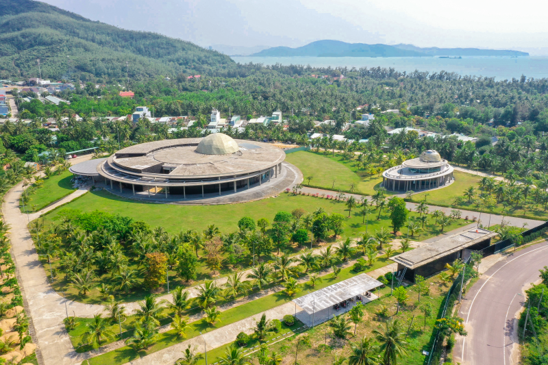 Tổ hợp Không gian khoa học tọa lạc tại khu Đô thị khoa học và giáo dục Quy Hòa, thuộc phường Ghềnh Ráng, thành phố Quy Nhơn, tỉnh Bình Định. Tổ hợp bao gồm Khu khám phá khoa học (bên trái) và Trạm quan sát thiên văn phổ thông (bên phải). Đây được xem là trung tâm đầu tiên của Việt Nam và là trung tâm thứ hai của Đông Nam Á (sau Singapore ).