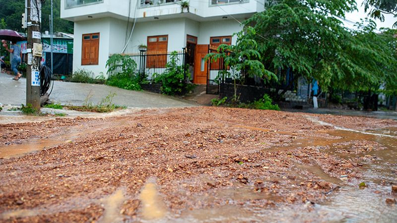 Khu vực đất đá vùi lấp dưới chân núi Sọ, thôn An Ngãi Tây 1.