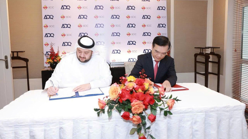 Ông Nguyễn Chí Thành - Chủ tịch HĐTV SCIC và Ngài Mohamed Alsuwaidi, Bộ trưởng Đầu tư UAE kiêm Tổng Giám đốc ADQ đại diện cho hai tổ chức ký kết Biên bản ghi nhớ.