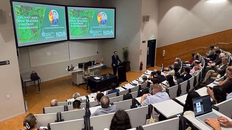 Thứ trưởng Ngoại giao Đỗ Hùng Việt phát biểu chính sách. Ảnh: Bộ Ngoại giao Việt Nam