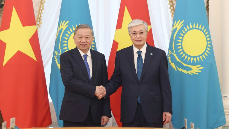 Tổng Bí thư Tô Lâm và Tổng thống Kazakhstan Kassym-Jomart Tokayev chụp ảnh chung trước hội đàm cấp Nhà nước. (Ảnh: Thống Nhất/TTXVN)