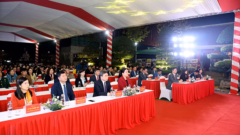 Các đại biểu dự buổi lễ.