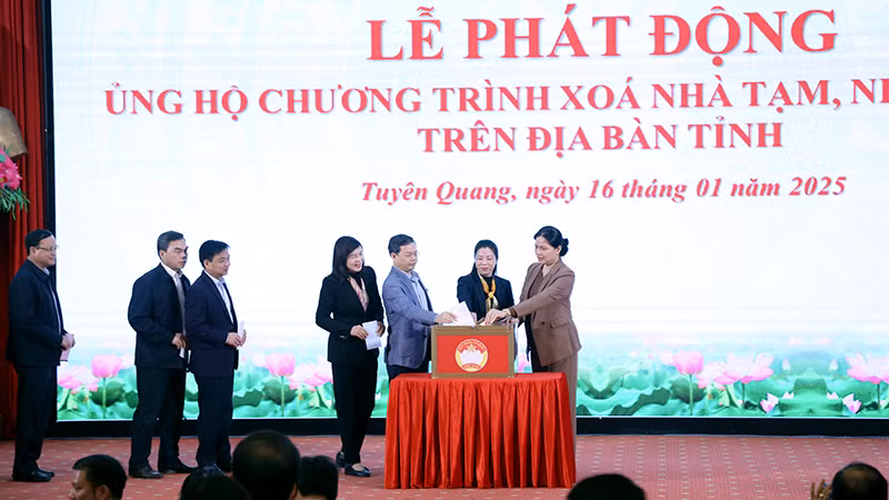 Các đồng chí lãnh đạo tỉnh Tuyên Quang và lãnh đạo các sở, ban, ngành ủng hộ Chương trình xóa nhà tạm, nhà dột nát.