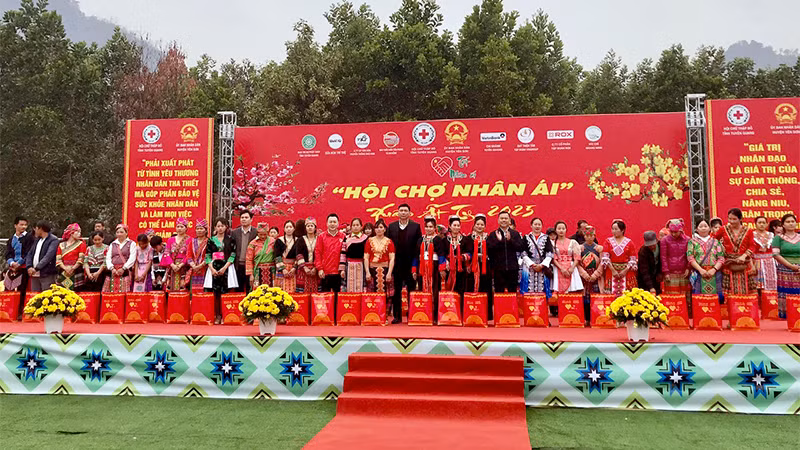 Đại biểu tặng quà Tết cho các hộ gia đình có hoàn cảnh khó khăn bị ảnh hưởng của cơn bão số 3.