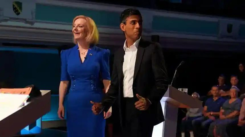 Bà Liz Truss và ông Rishi Sunak trước khi bước vào vòng tranh luận. (Ảnh: Reuters)