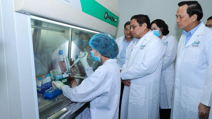 Thủ tướng Phạm Minh Chính thăm và làm việc với các đơn vị giám định ADN xác định danh tính hài cốt liệt sĩ còn thiếu thông tin. (Ảnh: Trần Hải)