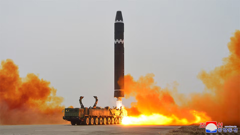 Tên lửa đạn đạo liên lục địa Hwasong-15 được phóng từ Sân bay quốc tế Bình Nhưỡng, Triều Tiên, ngày 18/2/2023. (Ảnh: KCNA)