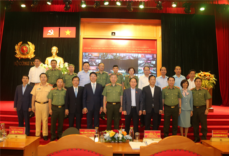 Đại tướng Tô Lâm, Ủy viên Bộ Chính trị, Bí thư Đảng ủy Công an Trung ương, Bộ trưởng Công an chụp ảnh lưu niệm cùng các đồng chí tham dự buổi lễ.