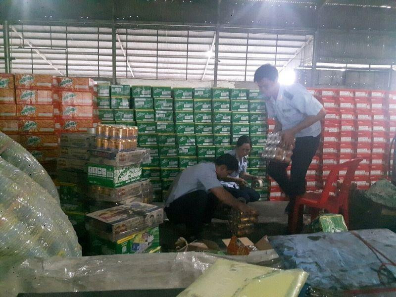  Công chức Hải quan An Giang kiểm đếm nước ngọt nhập khẩu vi phạm (Ảnh: haiquanonline. com.vn)