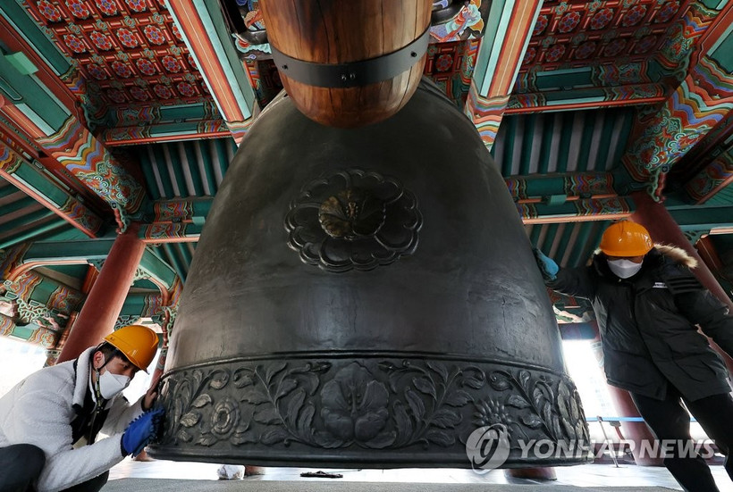Chuông Bosingak được lau sạch trước khi nghi lễ rung chuông diễn ra. (Ảnh: Yonhap)