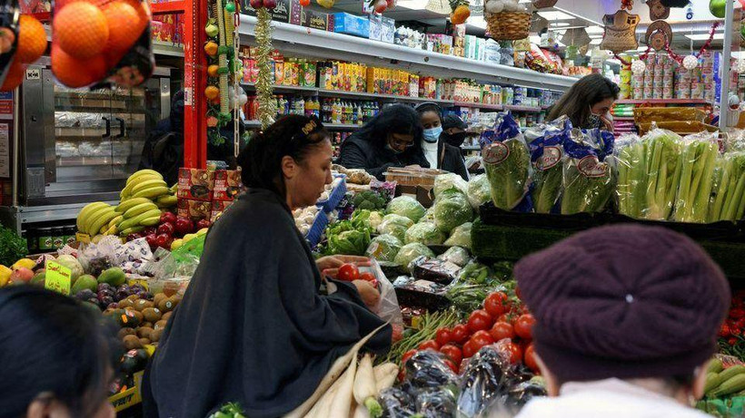 Người dân mua sắm bên trong một siêu thị tại London. (Ảnh: Reuters)