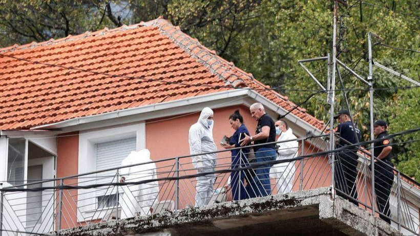 Công tố viên và nhân viên pháp y làm việc tại ngôi nhà xảy ra án mạng ở thành phố Cetinje. (Ảnh: Reuters)