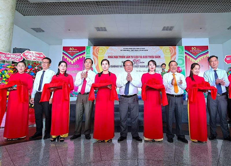 Đại biểu cắt băng khai mạc triển lãm hình ảnh, hiện vật, tư liệu và sách với chủ đề 80 năm ra đời “Đề cương về văn hóa Việt Nam” tại Cà Mau.