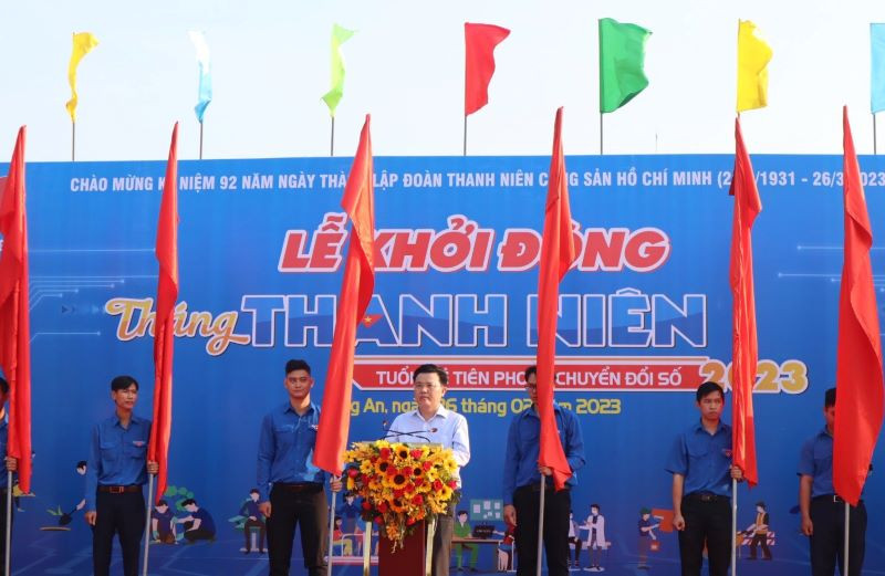 Phó Bí thư Thường trực Tỉnh ủy Long An trao cờ cho Tỉnh đoàn Long An khởi động tháng Thanh niên 2023. 