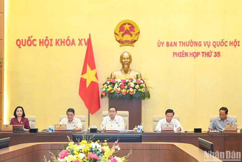 Chủ tịch Quốc hội Trần Thanh Mẫn và các Phó Chủ tịch Quốc hội dự và chủ trì phiên họp.