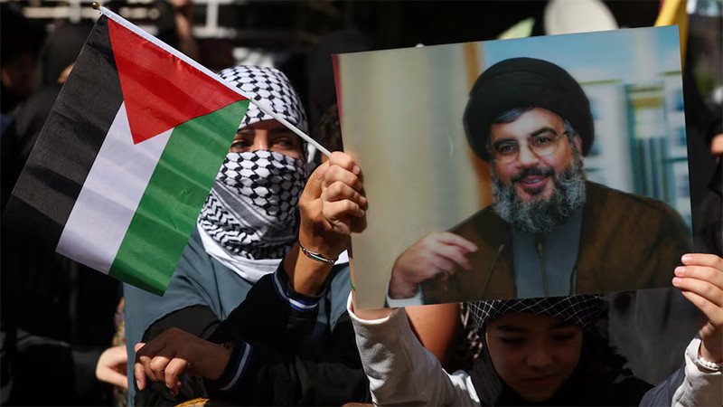 Người ủng hộ Hezbollah cầm chân dung ông Hashem Safieddine trong một cuộc biểu tình. (Ảnh: Reuters)
