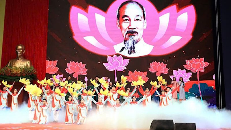 Chương trình văn nghệ đặc sắc mở đầu lễ kỷ niệm 70 năm Trường Học sinh miền nam trên đất bắc, 55 năm các thế hệ học sinh miền nam thực hiện di chúc Bác Hồ.